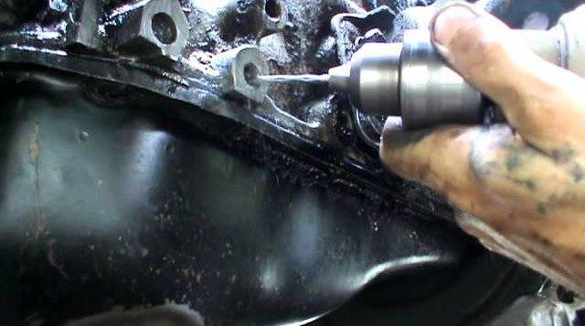 Как выкрутить обломившийся болт из блока двигателя не снимая головки