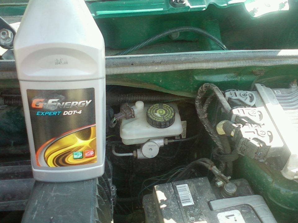 Сколько литров масла нужно заливать в двигатель пежо 206