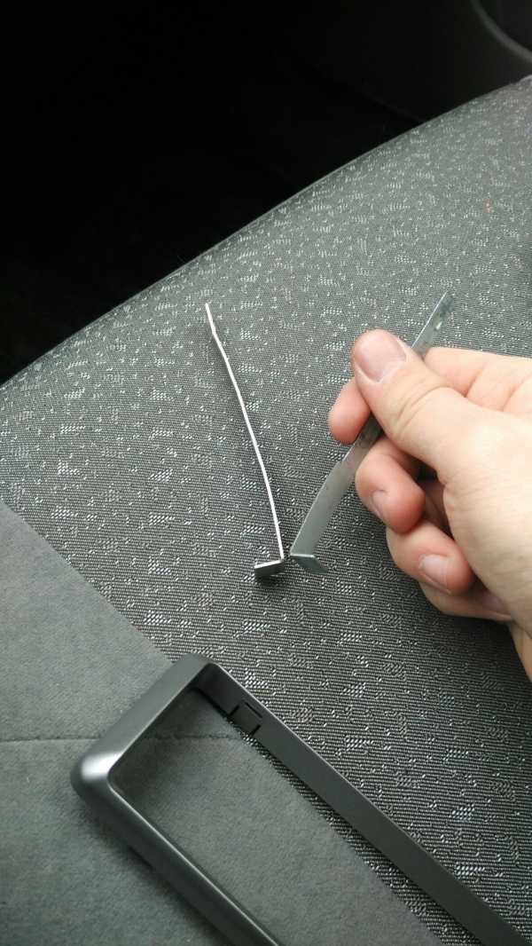 Как правильно снять магнитолу без специальных ключей