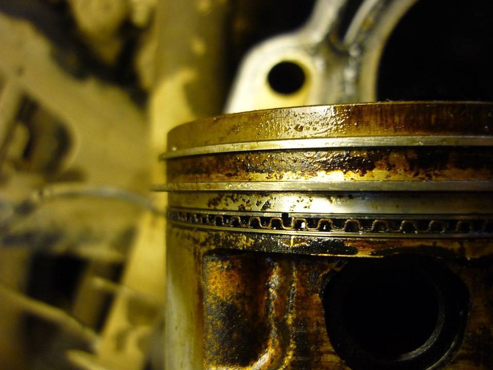 Когда дымит двигатель, как понять кольца или колпачки создают проблему?