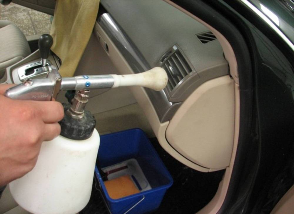 Как почистить салон автомобиля в домашних условиях своими руками? чем почистить салон машины? несколько практичных способов и советов химчистка салона машины в домашних условиях.