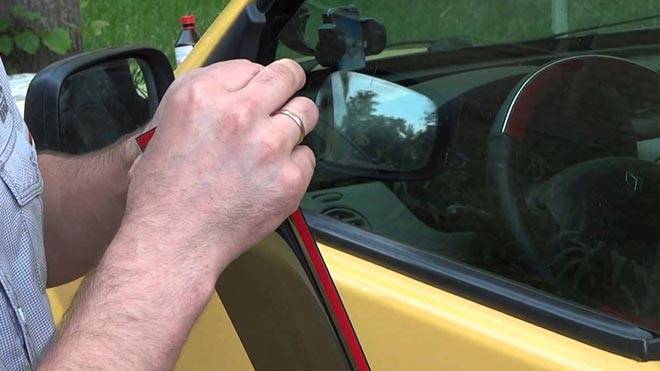 Пошаговая инструкция о том как и чем приклеить ветровик на дверь машины самостоятельно