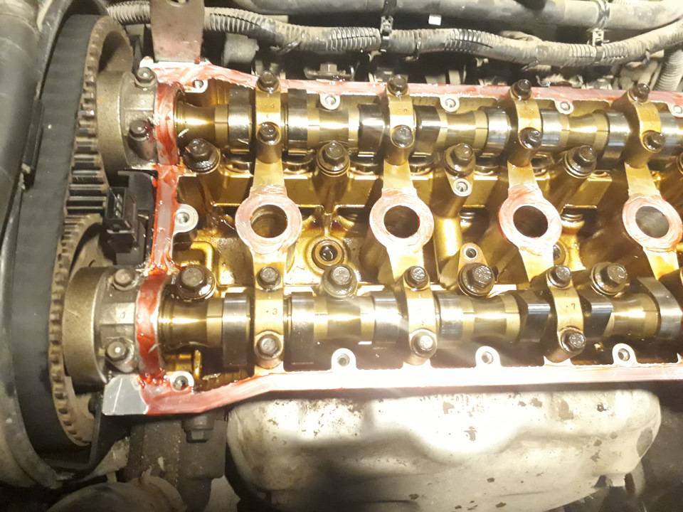 Почему течет масло под клапанную крышку двигателя?