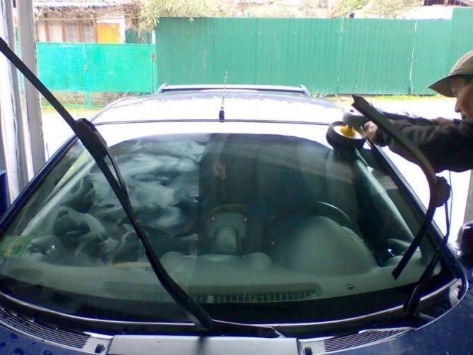 Проверенные способы, как убрать царапины со стекол автомобиля без его замены