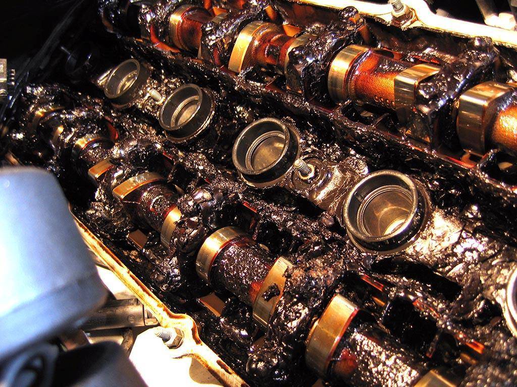 Из-за чего масло в двигателе быстро чернеет?