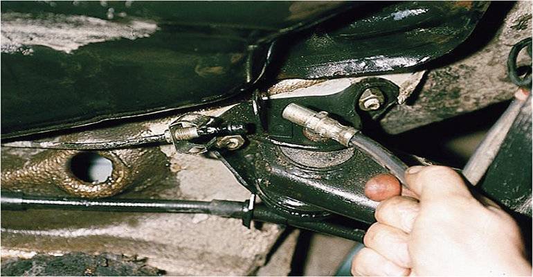 Как открутить тормозной шланг от трубки