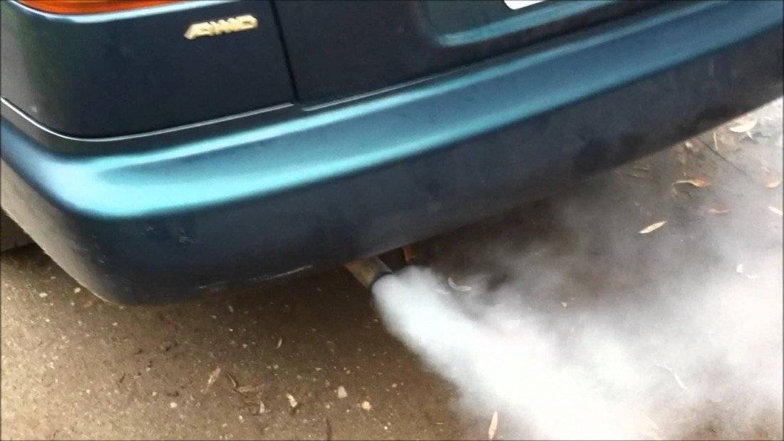 Белый и черный дым из выхлопной трубы: причины появления на бензиновом двигателе, а также почему из глушителя идет сизый дым