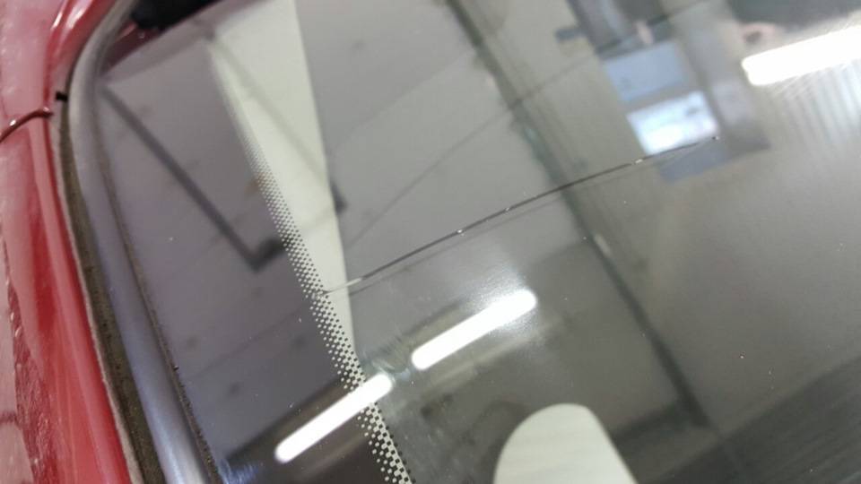 Как выбрать клей для ремонта трещин и сколов на лобовом стекле? 3 лучших средства
