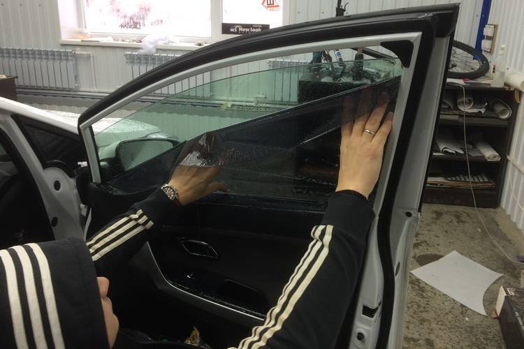 Тонируем боковые стекла автомобиля пленкой своими руками
