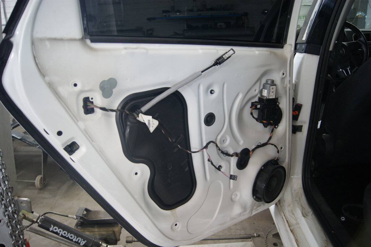 Снятие обшивки передней двери vw polo sedan