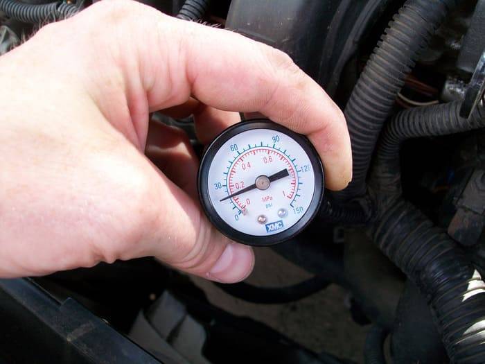 Как проверить давление масла в двигателе и какое оно должно быть?
