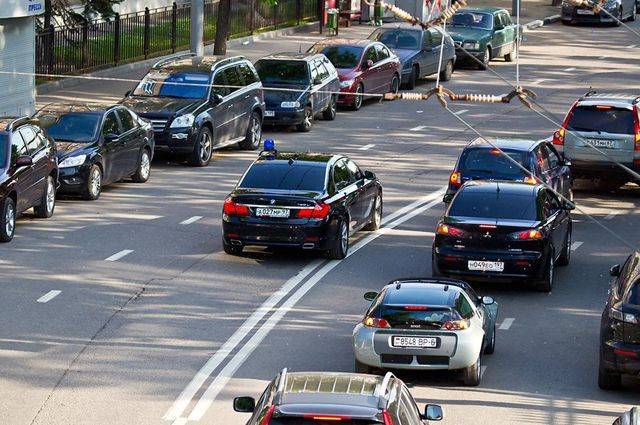 Можно ли нарушать правила дорожного движения, если необходимо уступить дорогу автомобилю с мигалкой