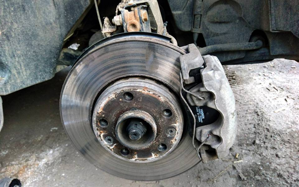 Замена колодок тормозных механизмов передних колес renault duster