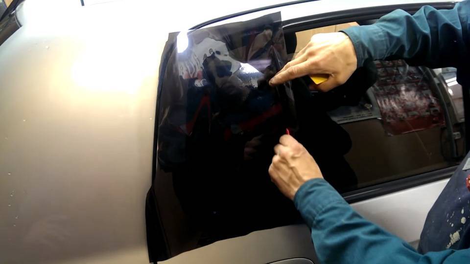 Тонировка стекол автомобиля своими руками — инструмент + подготовка пленки