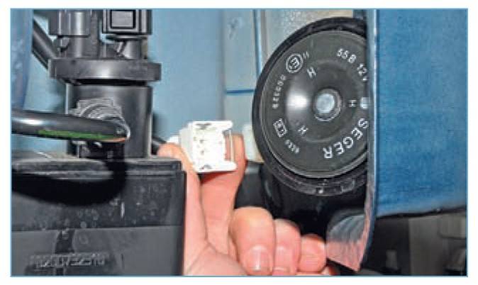 Ремонт renault logan : схема 15. звуковой сигнал: 1 – рычаг переключателя наружного освещения и указателей поворота с кнопкой включения звукового сигнала; 2 – блок предохранителей в салоне (см. рис. 1