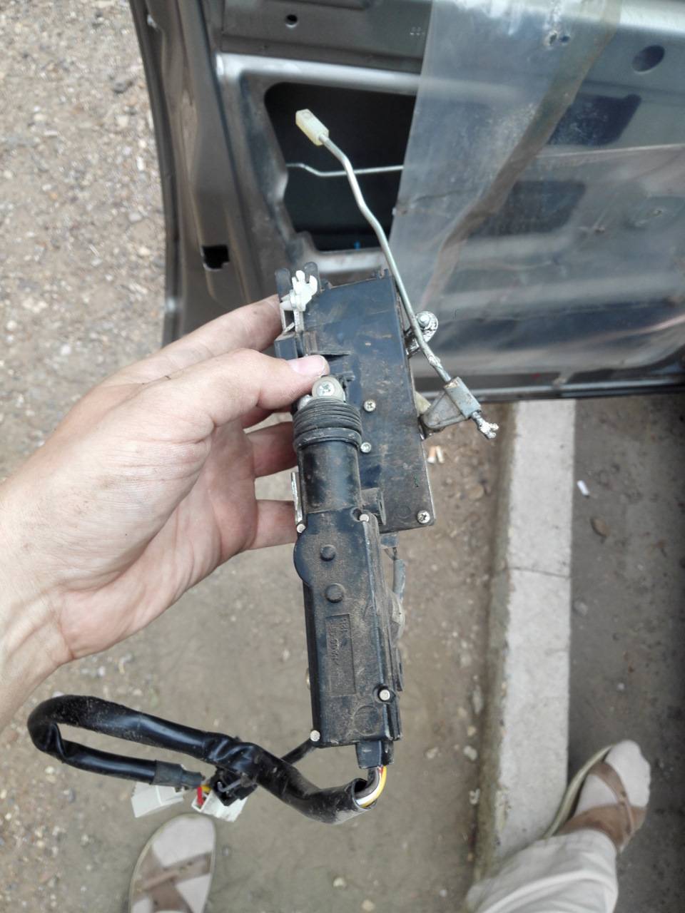 Как открыть дверь шевроле нивы если она заблокирована