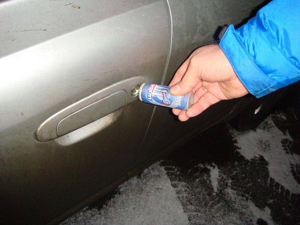 Замерз замок в машине: что делать, как отогреть, чем смазать