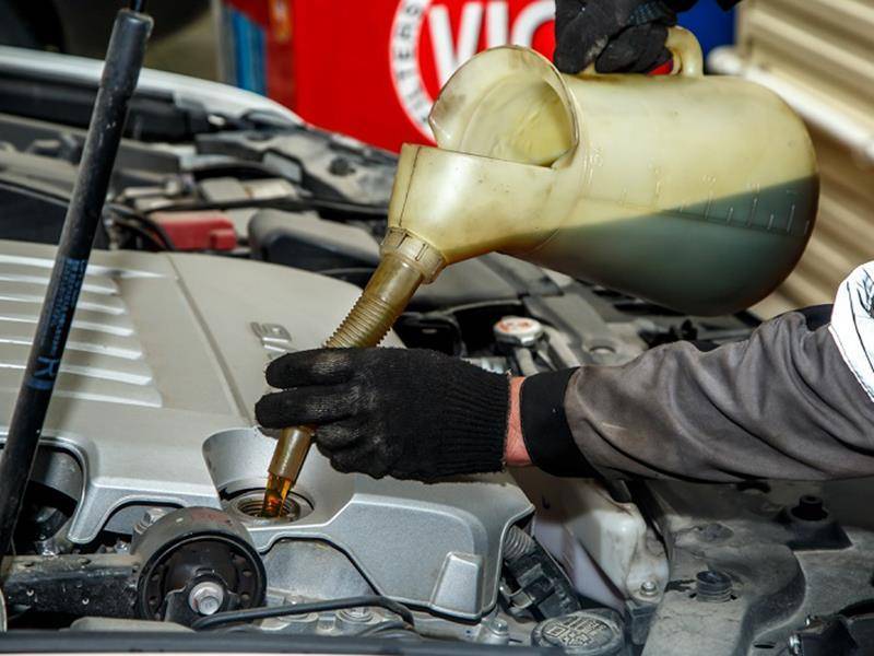 Как лучше слить масло с двигателя: аппаратная замена или классическая