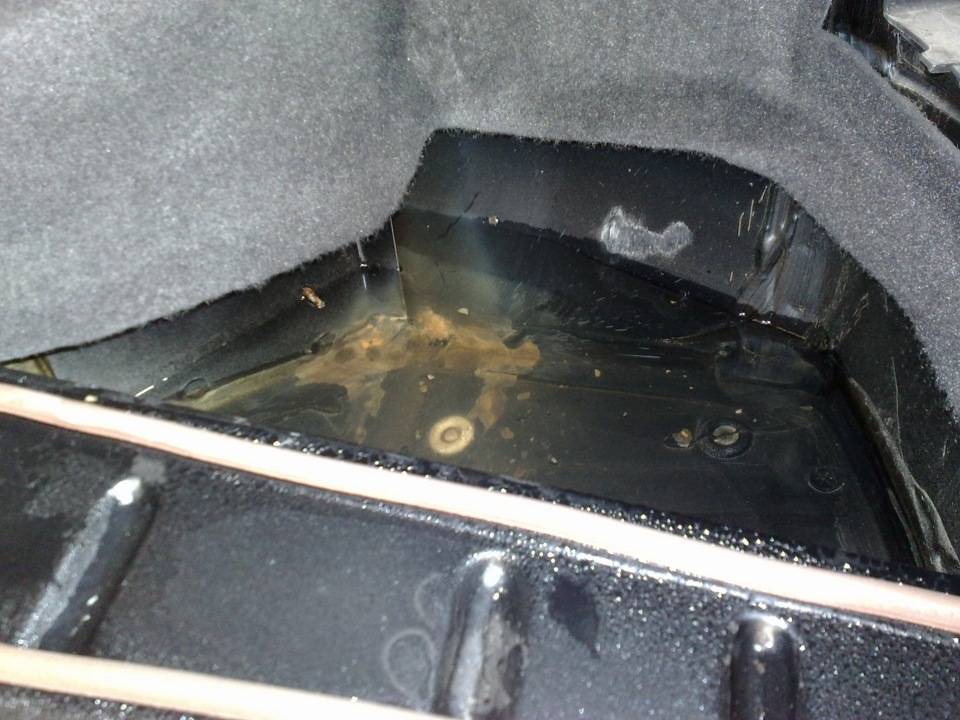 Вода в салоне автомобиля после дождя (как высушить и найти где затекает) – ремонт и обслуживание автомобилей