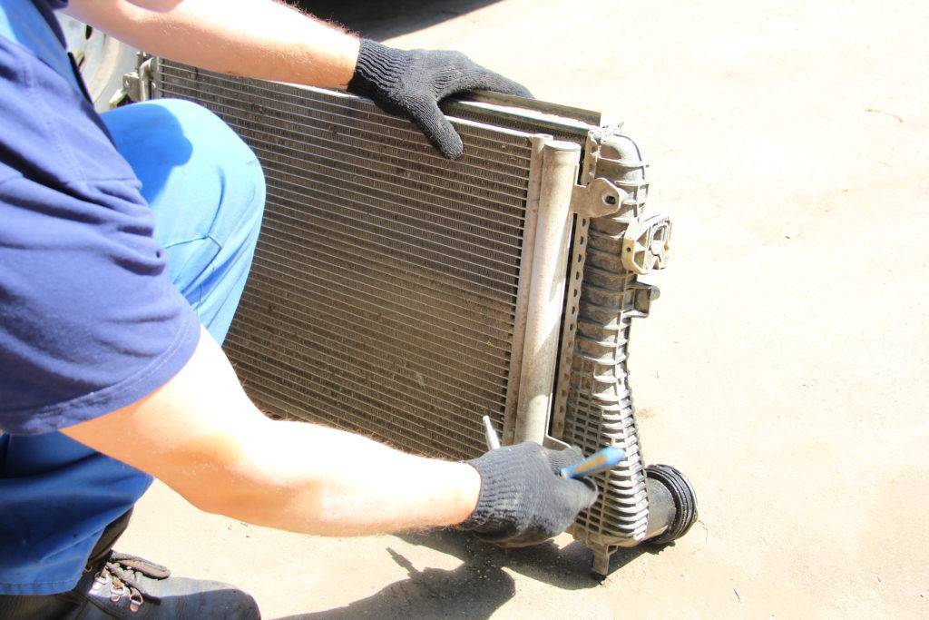 Как очистить автомобильный радиатор снаружи?