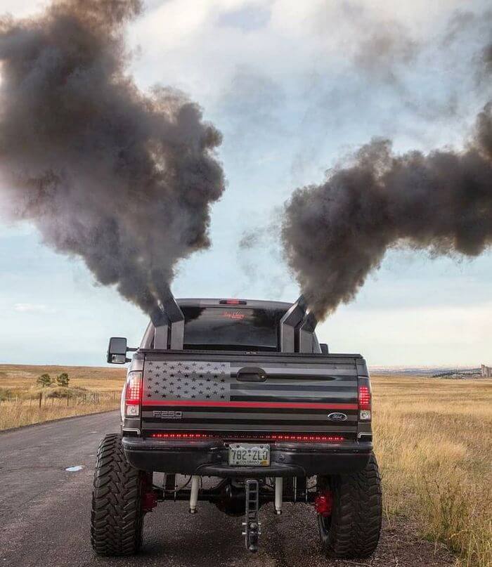 Черный дым из выхлопной трубы: на бензине, карбюраторе, дизеле, инжекторе, причины, что делать