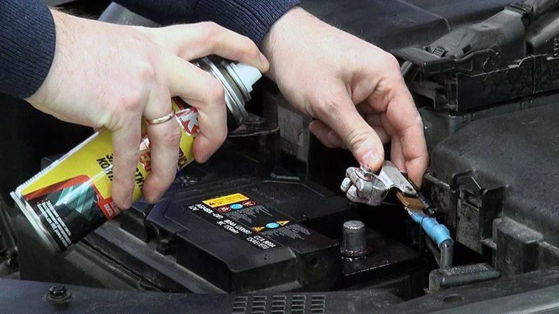 Как снять аккумулятор, какую клемму отсоединять с машины первой, и как делать это правильно