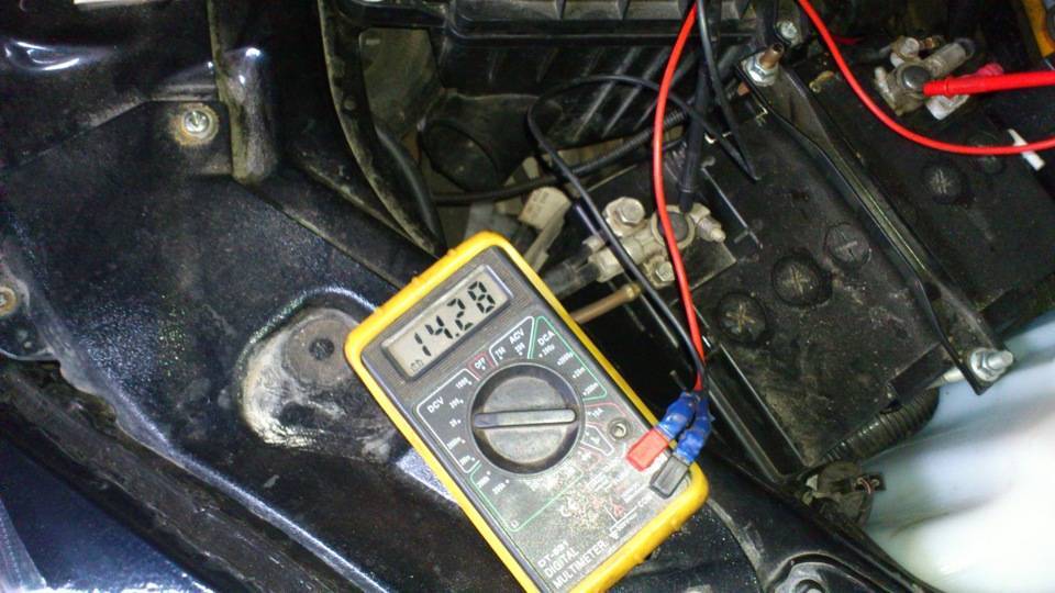 Нормальное напряжение разряженного и заряженного аккумулятора авто при разных режимах и состоянии акб