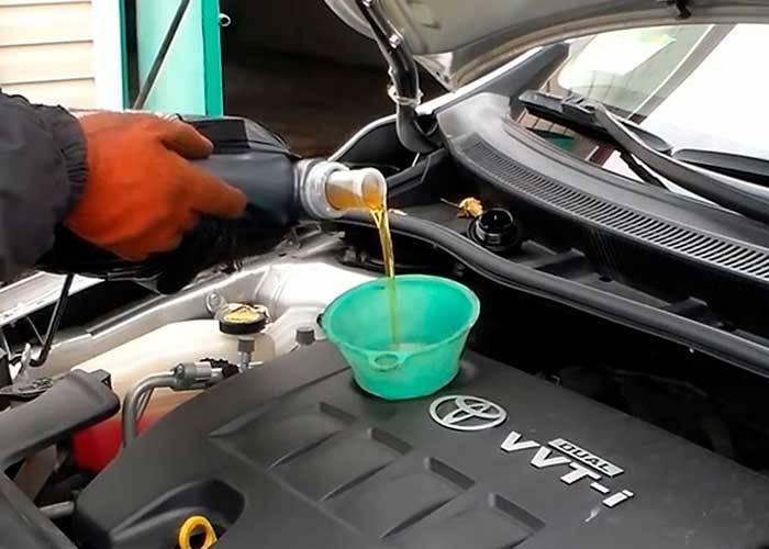Как правильно заливать масло в двигатель