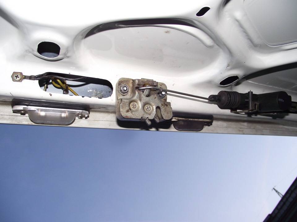 Электропривод крышки багажника: установка своими руками