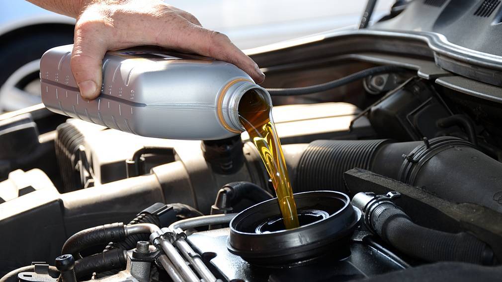 Какое масло заливать в двигатель автомобиля?