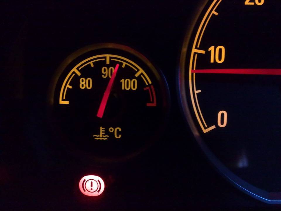 Температура двигателя автомобиля нормальная