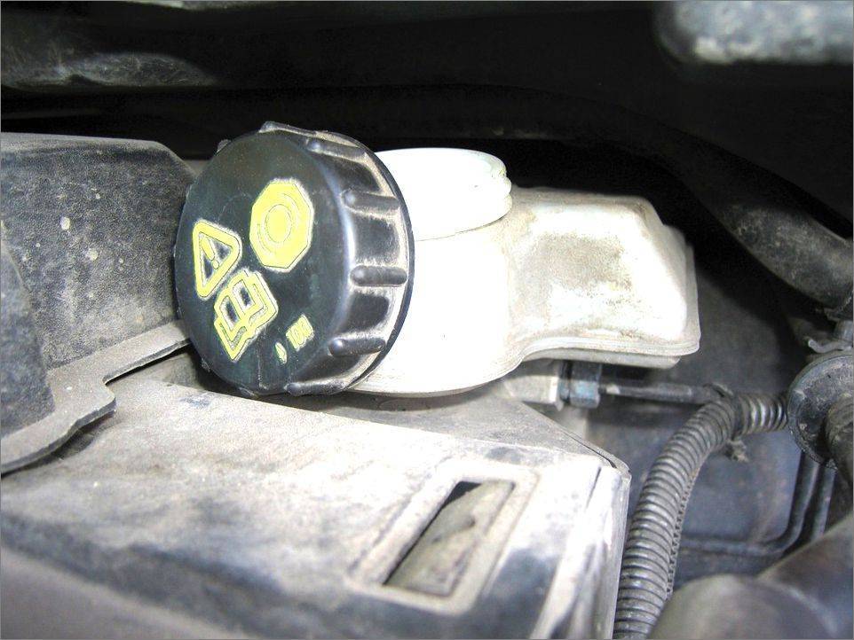 Замена тормозной жидкости в форд фокус 3 (ford focus 3) своими руками