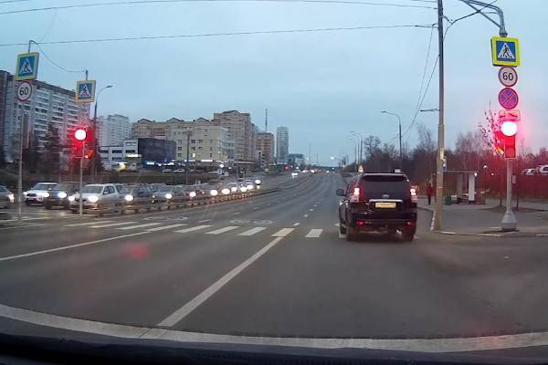 В каких ситуациях водитель имеет право проехать на красный сигнал светофора
