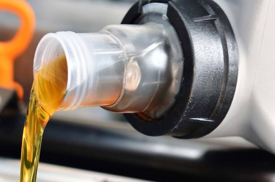 Что будет если перелить масло в двигатель: опасные последствия уровня выше нормы и причины повышенного расхода моторной смазки