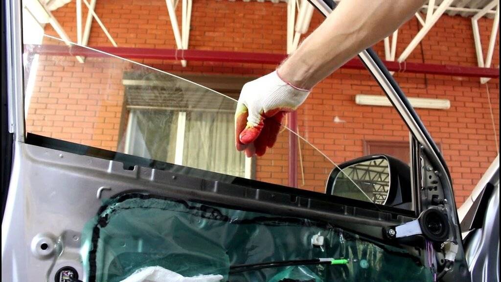 Как вклеить лобовое стекло автомобиля своими руками?
