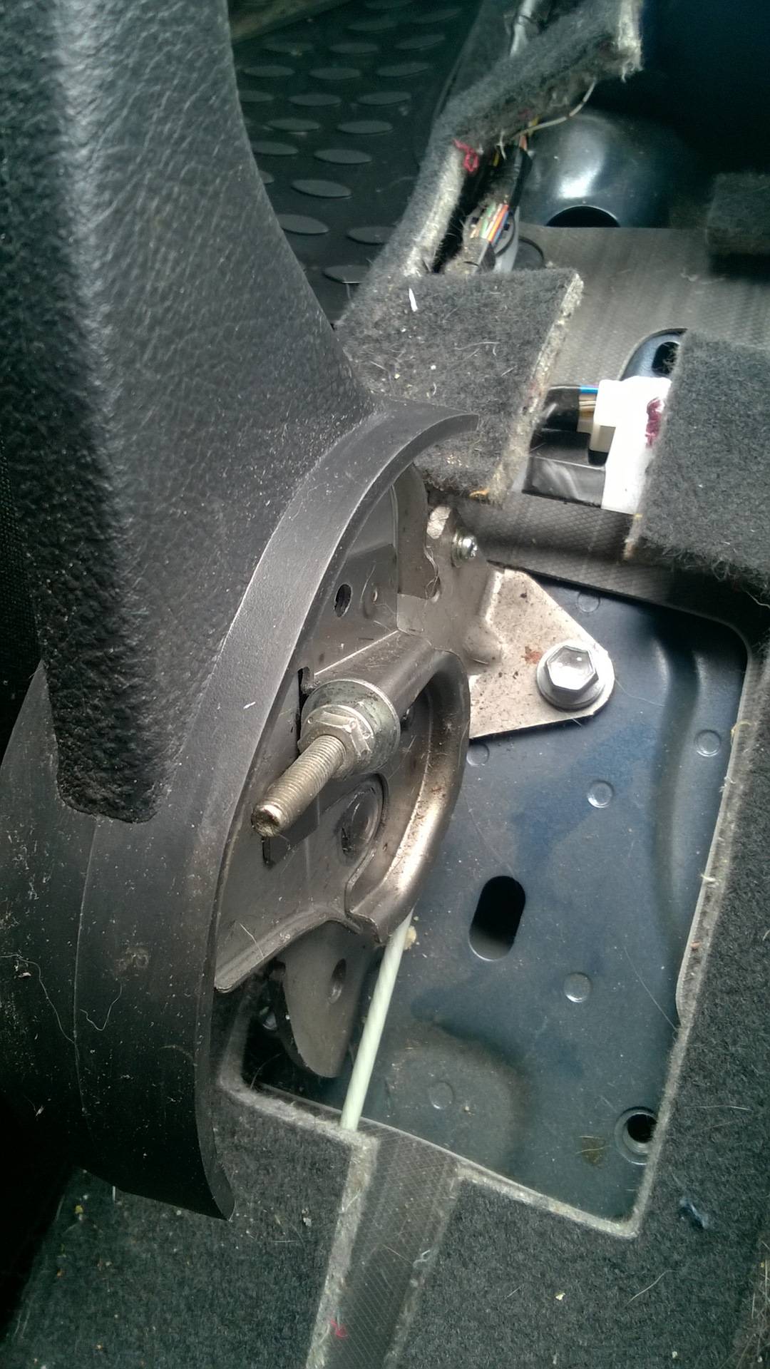 Подтягиваем стояночный тормоз (ручника) на Toyota Corolla 120 кузов