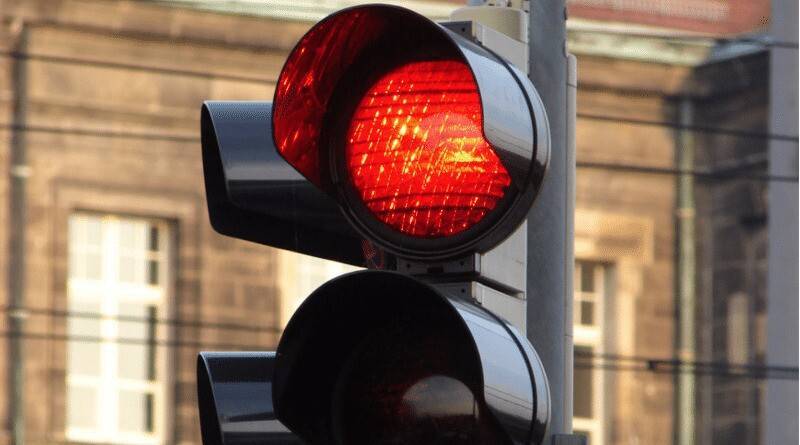 Штраф за проезд на красный свет светофора и желтый сигнал в 2021 году