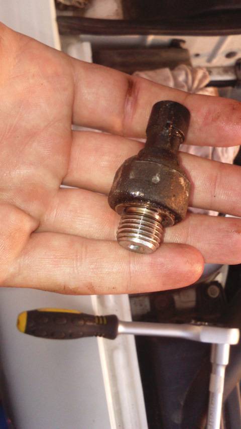 Зачем нужна лампочка давления масла и что делать, если она загорелась при работающем двигателе