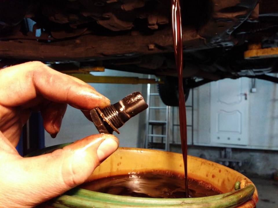 «сливать или откачивать»: как лучше менять масло в двигателе