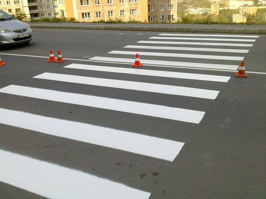 Что обозначает красная разметка на дороге в 2021 году (проезжей части, трассе) — в россии, пдд