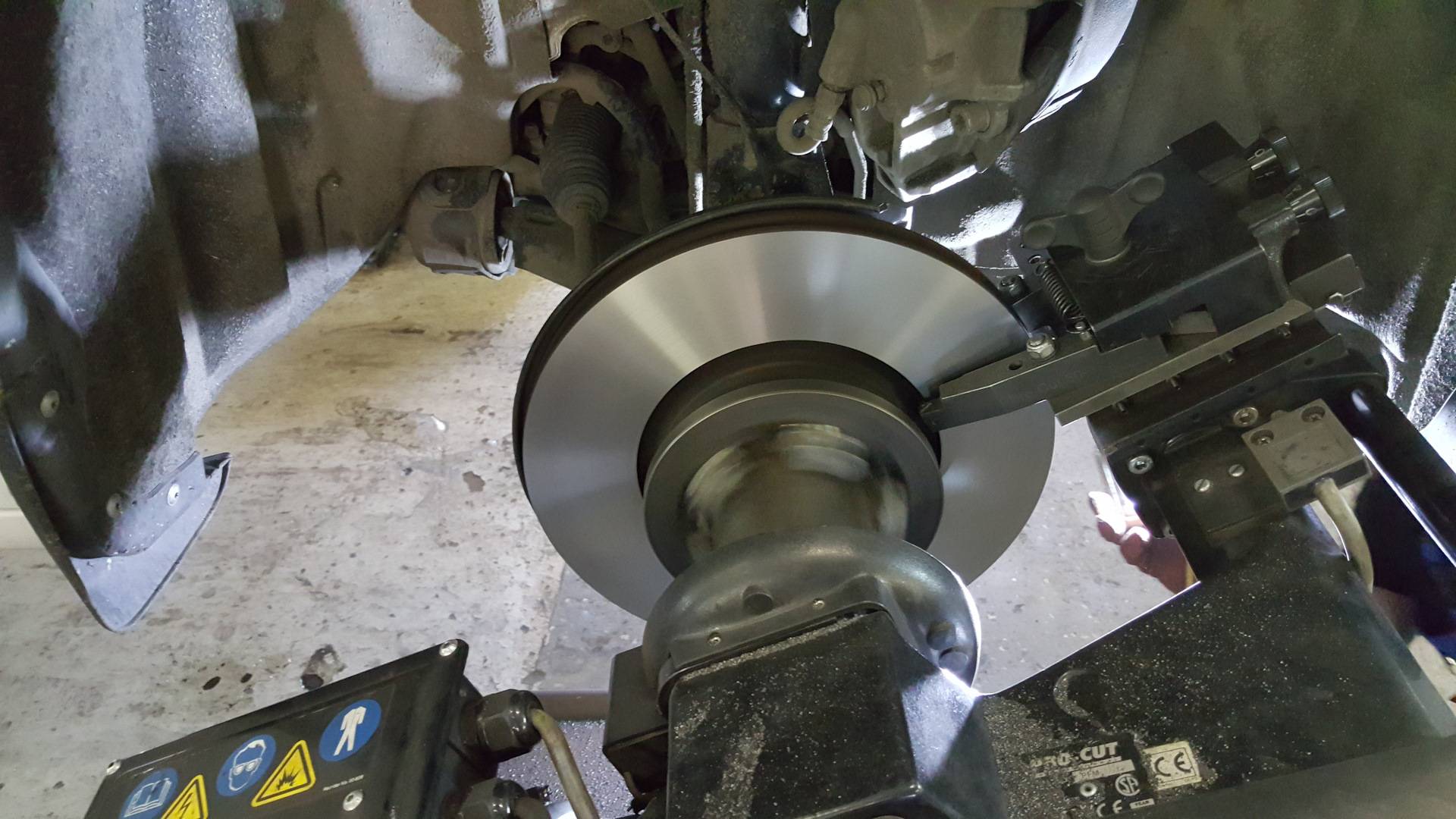 Расточка тормозных дисков автомобиля — как проточить без снятия, со снятием, выполнить ремонт на станке pro cut