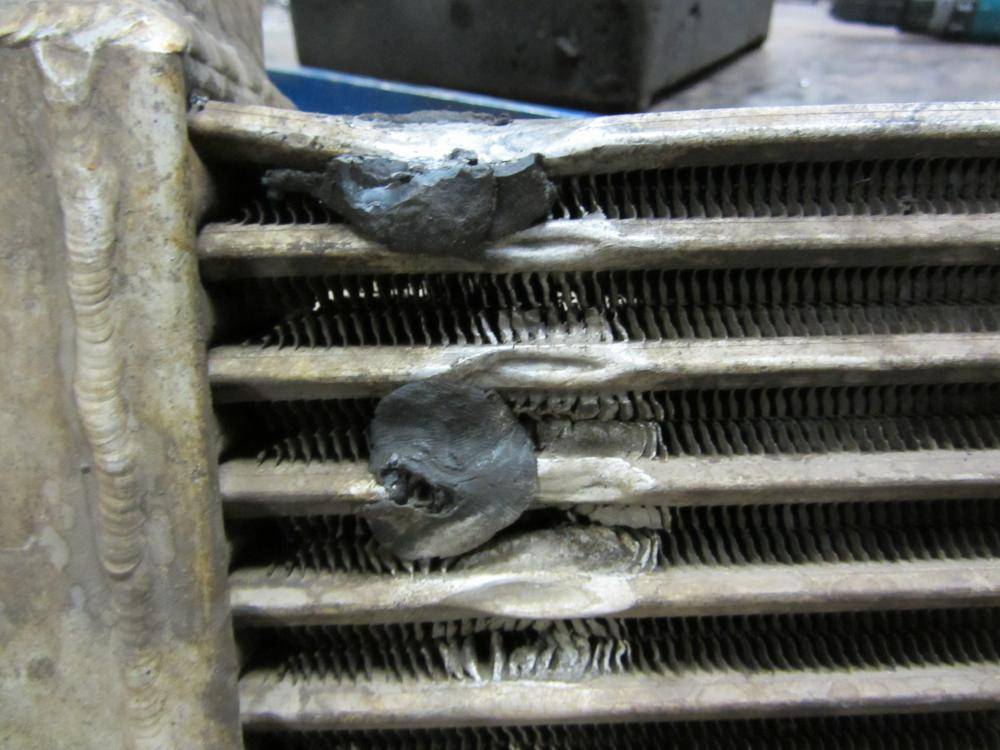 Как заделать дырку в радиаторе автомобиля – автотоп