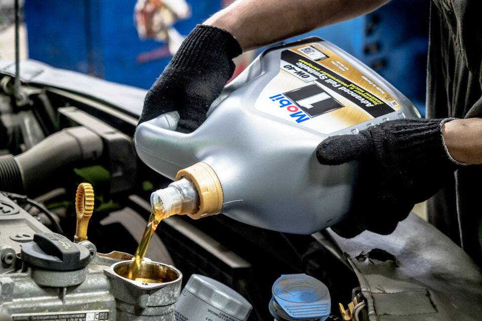 Какое масло лучше заливать в двигатель автомобиля: 9 советов по замене