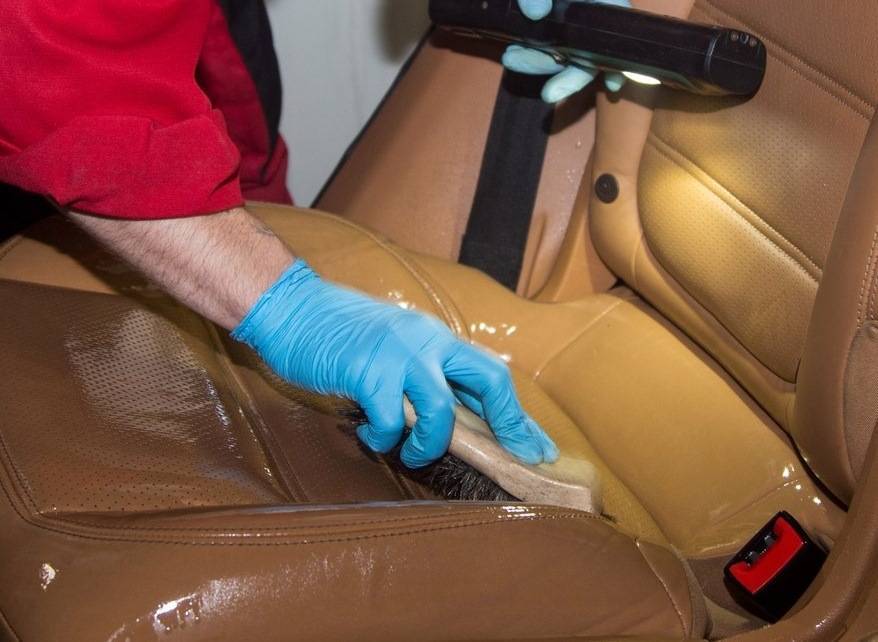 Чем очистить кожаный и тканевый салон автомобиля + народные средства