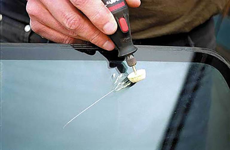 Как удалить царапины на лобовом стекле автомобиля