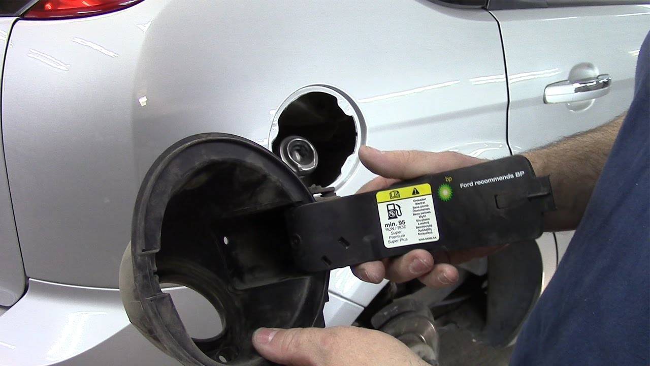 Снимаем лючок бензобака на Ford Focus 2 своими руками