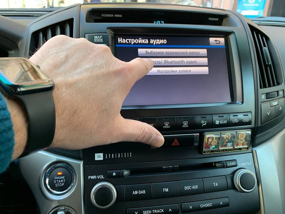 Как слушать музыку с айфона в машине: как подключить и воспроизвести