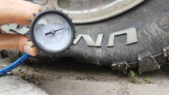 Как проверить давление в шинах автомобиля, чем измеряют давление в колесах (видео)