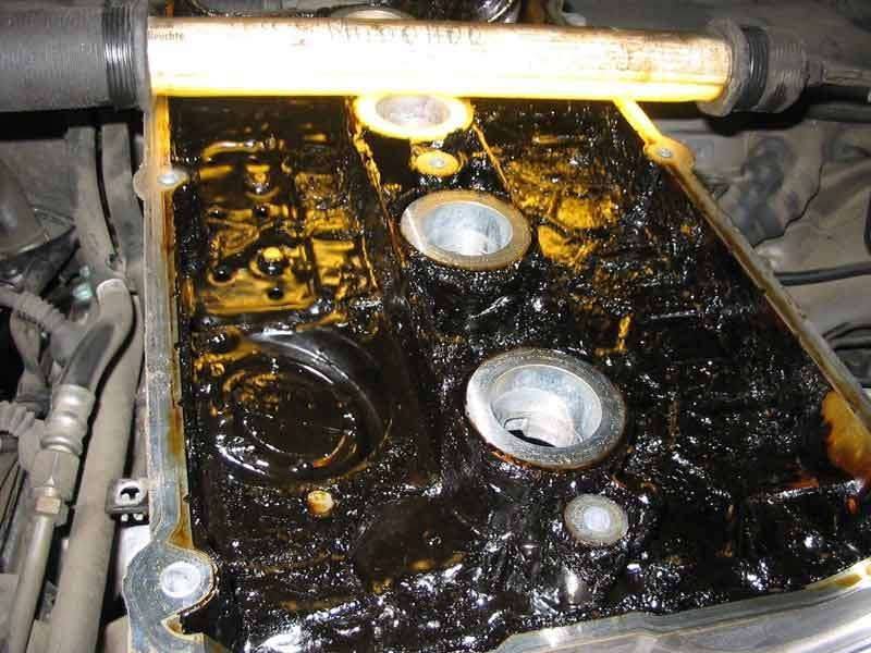 Почему чернеет масло в двигателе?
