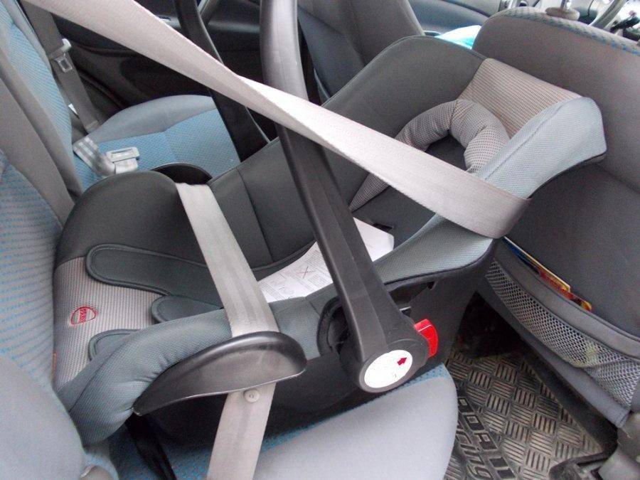 Где самое безопасное место в машине для ребенка